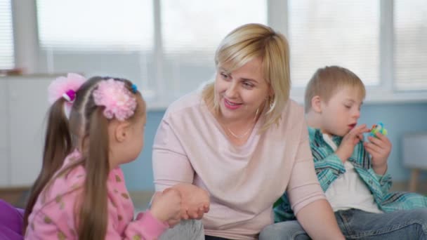 жінка-вчителька, що працює з дітьми з синдромом Дауна для уроку в інклюзивній школі
 - Кадри, відео
