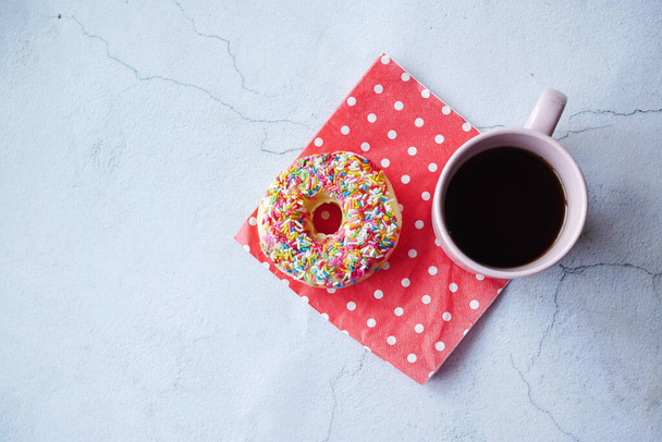 vista superior de donuts e caneca de café na mesa  - Foto, Imagem