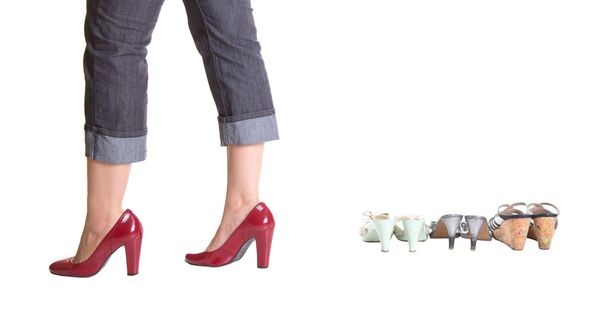 Frauenbeine mit roten Absätzen und alten Schuhen - Foto, Bild