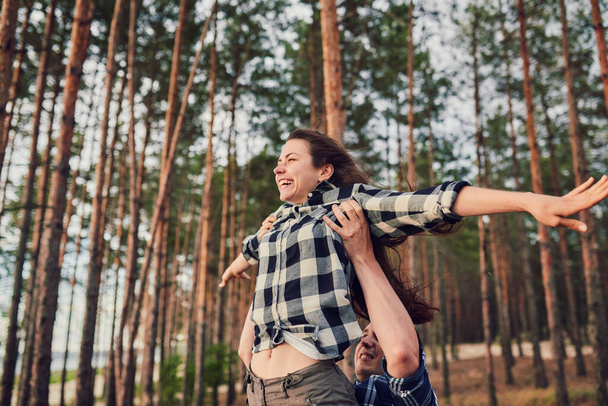 молода пара посміхається один одному під час романтичного побачення в лісі - сильне сонячне світло - постріл на сонце
 - Фото, зображення