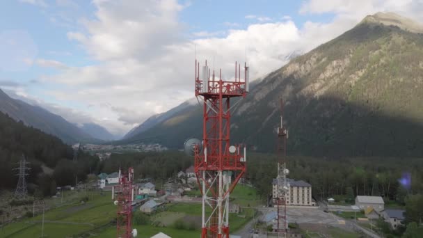 Mobil telekommunikációs torony a hegyek közötti kisvárosban - Felvétel, videó