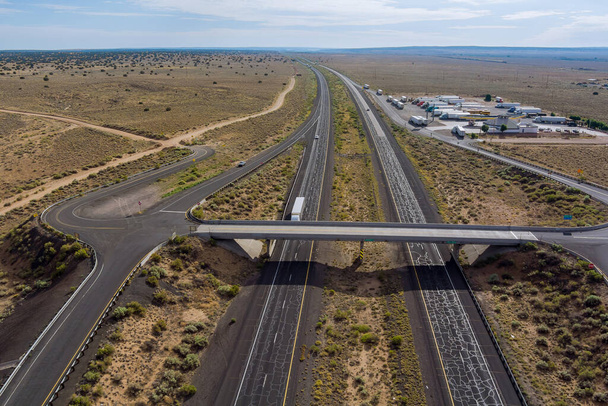 Vista panorâmica horizontal aérea da parada de caminhões no estacionamento da rodovia interstate interminável rodovia no deserto Arizona EUA - Foto, Imagem