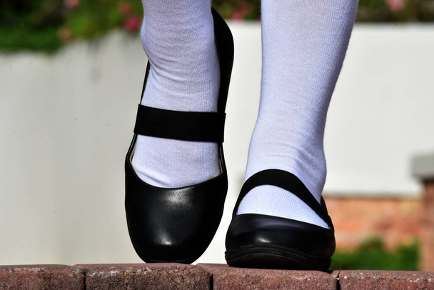 Γυναικεία παπούτσια και λευκές κάλτσες - Φωτογραφία, εικόνα