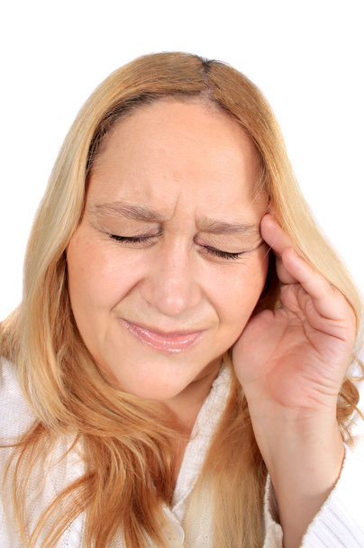 vrouw houdt hoofd met spanning pijn tonen op haar gezicht als gevolg van een hoofdpijn of een migraine - Foto, afbeelding