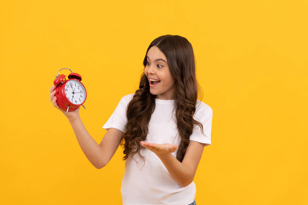 glückliches Kind hält Retro-Wecker mit Uhrzeit, Morgen - Foto, Bild