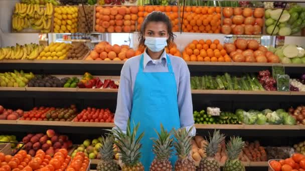 Kamera önünde poz veren maskeli bir dükkan sahibinin portresi - Video, Çekim