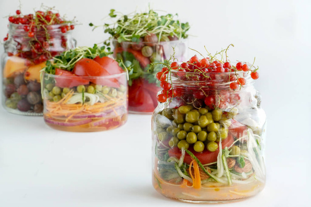 Vidd el a vegetáriánus ebédet az üvegbe. Egészséges nyers élelmiszer étrend - Fotó, kép