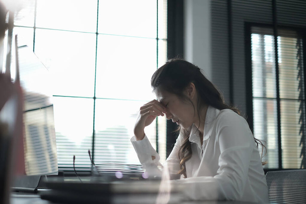 Tiro de uma mulher jovem estressante em trabalhar no escritório, conceito de síndrome de Office. - Foto, Imagem