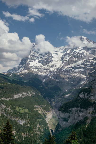 Vista aérea panorámica del valle de Lauterbrunnen desde Murren Small Village - Región de Jungfrau en verano - Alpes suizos, Suiza - Foto, Imagen