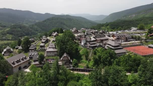 Kustendorf falu, Mokra Gora, Szerbia. Drone Aerial View hagyományos etnikai - Felvétel, videó