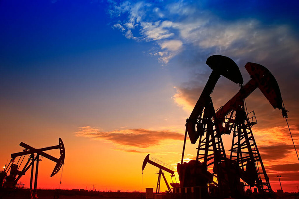 Αντλία πετρελαίου, βιομηχανικός εξοπλισμός, Εξόρυξη πετρελαίου - Φωτογραφία, εικόνα