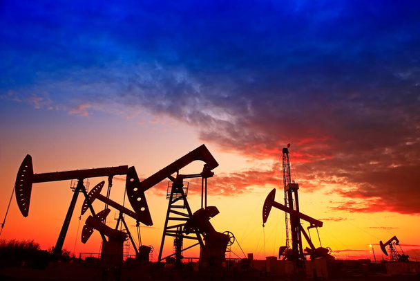 Az olajszivattyú, ipari berendezések, olajkitermelés - Fotó, kép