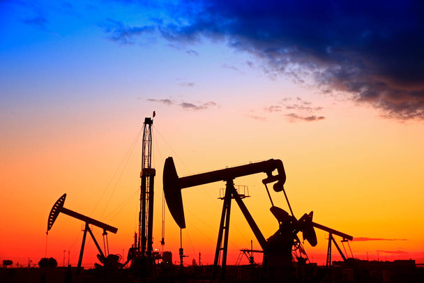 Olejové čerpadlo, průmyslové zařízení, Těžba ropy - Fotografie, Obrázek