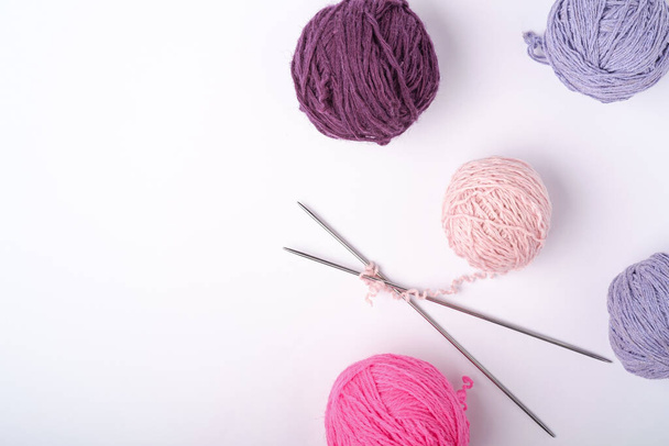 カラフルな糸玉と編み針、トップビュー - 写真・画像