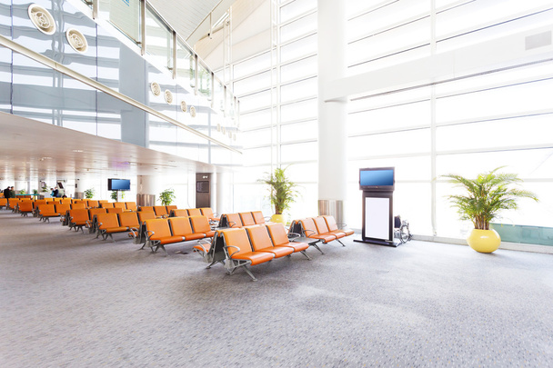 近代的な空港ターミナルの待合室 - 写真・画像