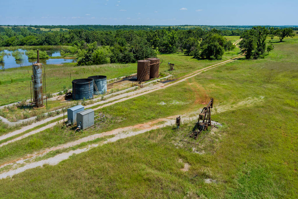 Vista panoramica pompa jack sul della pompa olio-gas jack fuori in campo dietro Oklahoma USA - Foto, immagini