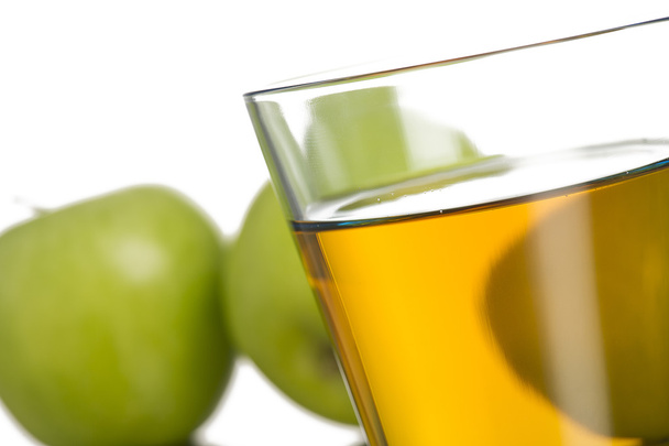 Склянка соку з яблуками на фоні
 - Фото, зображення