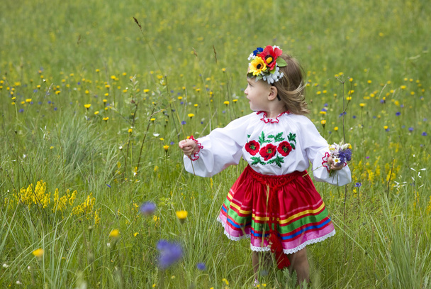 kleines Mädchen in traditioneller ukrainischer Tracht - Foto, Bild
