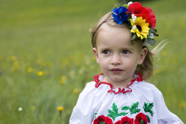 Niña en traje tradicional ucraniano
 - Foto, Imagen