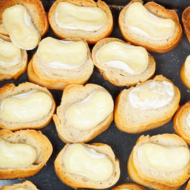 vista dall'alto del pane arrosto con formaggio di capra fuso
 - Foto, immagini