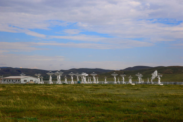 Rádió teleszkóp obszervatórium és a kék ég fehér felhők - Fotó, kép