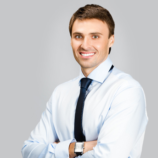 Porträt eines Geschäftsmannes, vor grauem Hintergrund - Foto, Bild