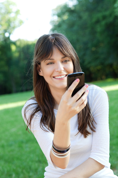 Young woman using cell phone - Foto, Imagem