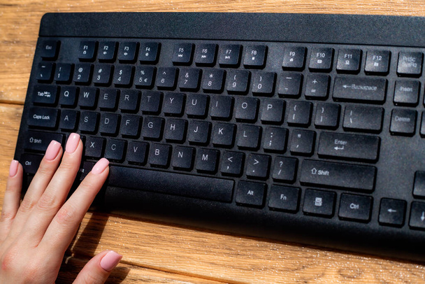 Руки, які вказують на натискання комп'ютерних клавіатурних клавіш Написання нових ідей. Пальці введення свіжих думок за допомогою бездротової клавіатури блокнот
. - Фото, зображення