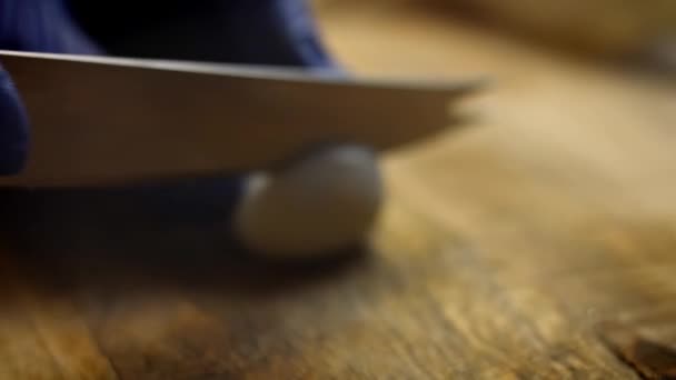 Cortar los huevos de codorniz en dos trozos. Vídeo 4k - Imágenes, Vídeo