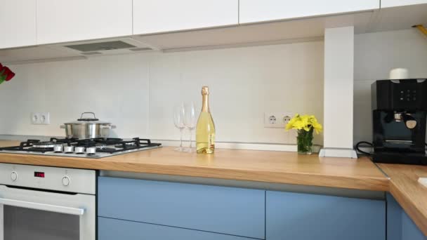 Moderni sininen-sinivihreä ja valkoinen keittiö sisustus - Materiaali, video