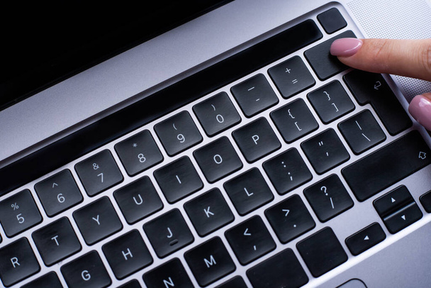 Ręce wskazujące klawisze klawiatury komputerowej maszyny do pisania Nowe pomysły. Fingers Tapping Fresh Thoughts Korzystanie z bezprzewodowej klawiatury notebooka. - Zdjęcie, obraz