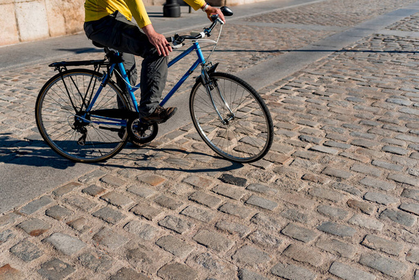 Homem irreconhecível andando de bicicleta na cidade - Foto, Imagem