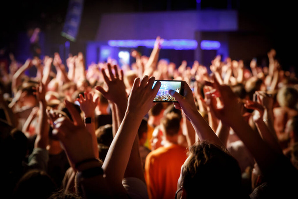 Использование мобильного телефона на концерте - Фото, изображение