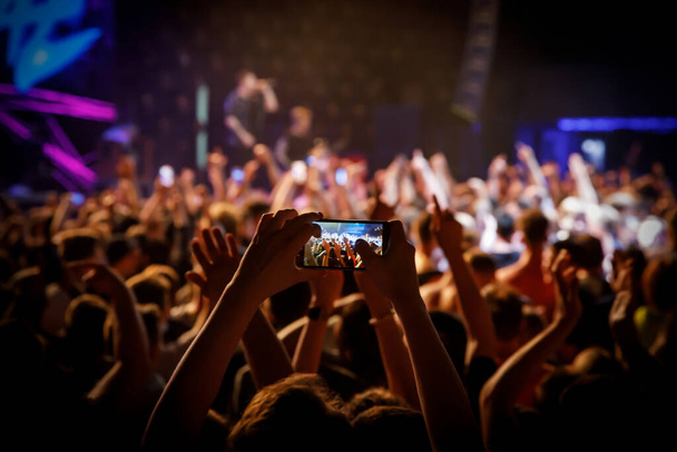 Utilisation d'un téléphone portable au concert - Photo, image