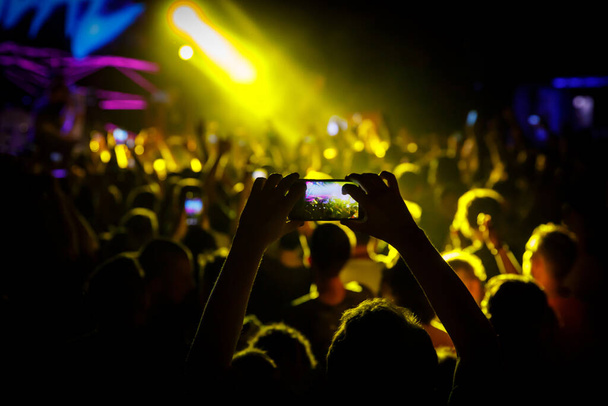 Смартфони на музичному концерті
 - Фото, зображення