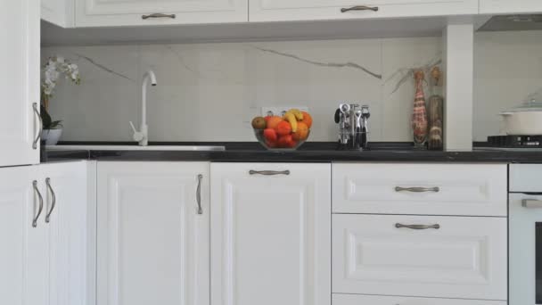 Moderni klassinen valkoinen keittiö sisustus lähikuva panoraama - Materiaali, video