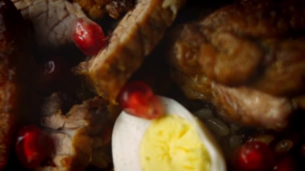 Goûtez à la cuisine ouzbèke Mariage émouvant Pilaf. Il est joliment décoré avec des œufs et des saucisses. Vidéo 4k - Séquence, vidéo