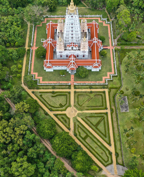Wat Yannasang Wararam Tempel, Bodh Gaya Chedi, Bodhagaya Stupa Replica, in wat Yan, in Pattaya, Provinz Chonburi, Thailand. - Foto, Bild