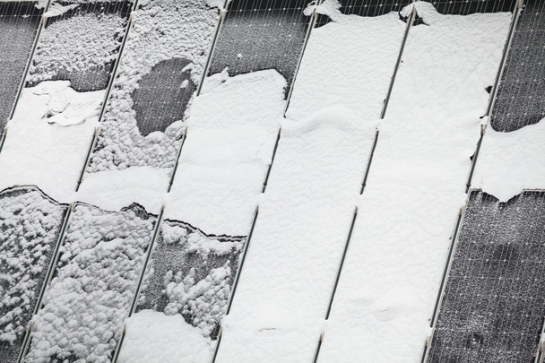 雪に覆われた太陽光パネル - 写真・画像
