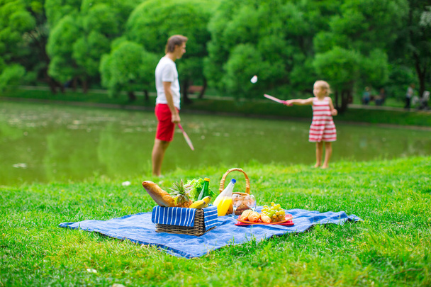 Feliz picnic familiar en el parque
 - Foto, Imagen