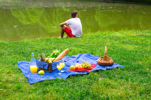 Молода людина на самоті на пікніку
 - Фото, зображення