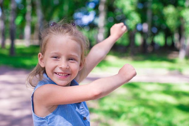 ευτυχής αξιολάτρευτο κοριτσάκι να απολαύσετε καλοκαιρινή μέρα στο πάρκο - Φωτογραφία, εικόνα