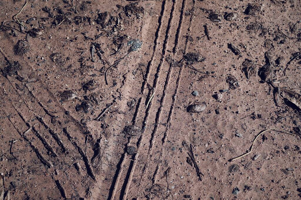 Tracce di ruote sullo sfondo della strada del suolo o texture Elaborato con VSCO con preset j1 - Foto, immagini
