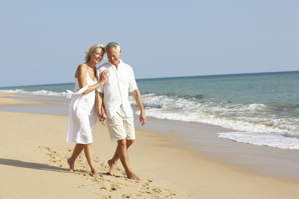 Senior Couple Enjoying Beach Holiday - Foto, imagen