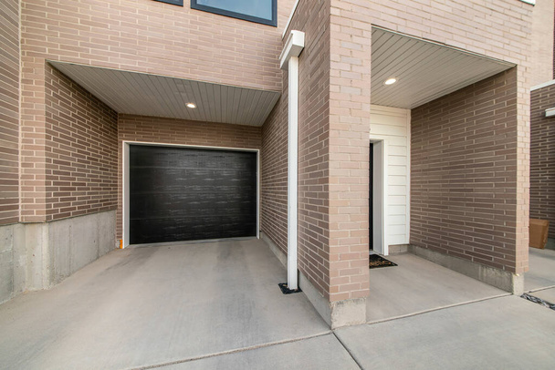 Townhouse garage esterno con mattoni lisci marrone - Foto, immagini