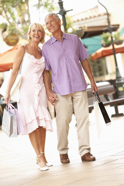 Senior Couple Enjoying Shopping Trip - Foto, Bild