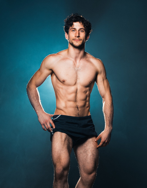 sportovní atraktivní muž po fitness exersise na modré - Fotografie, Obrázek