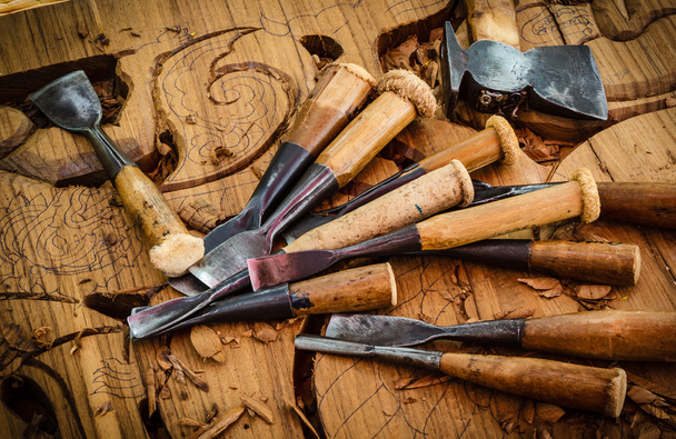 Herramientas del tallador de madera
 - Foto, Imagen