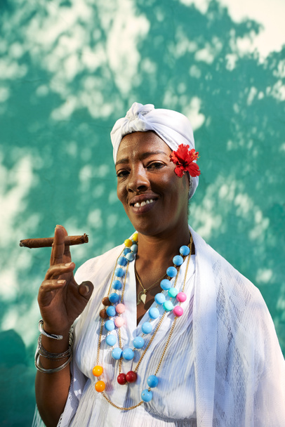 Retrato de mulher negra cubana fumando charuto
 - Foto, Imagem