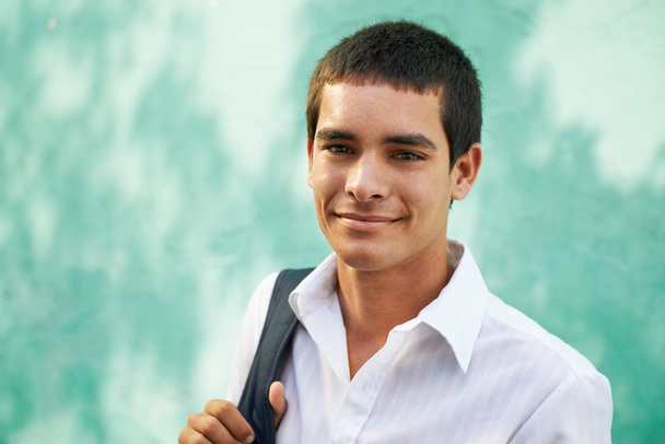 Estudiante universitario-Retrato de un joven sonriendo
 - Foto, Imagen